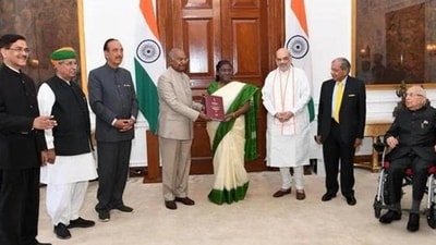 Former President of India Shri Ram Nath Kovind who heads High-Level Committee (HLC) on ‘One Nation, One Election’ presented the report on simultaneous elections in the country to President Droupadi Murmu along with members of the HLC including Union Home Minister Shri Amit Shah. (@rashtrapatibhvn) Former President of India Shri Ram Nath Kovind who heads High-Level Committee (HLC) on ‘One Nation, One Election’ presented the report on simultaneous elections in the country to President Droupadi Murmu along with members of the HLC including Union Home Minister Shri Amit Shah. (@rashtrapatibhvn)