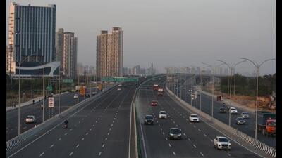 Gurugram deputy commissioner of police (traffic), Virender Vij, said that among all the challans issued from March 12 to March 19, 258 challans were for wrong side driving which has turned out to be a major issue on the expressway. (Parveen Kumar/HT Photo) Gurugram deputy commissioner of police (traffic), Virender Vij, said that among all the challans issued from March 12 to March 19, 258 challans were for wrong side driving which has turned out to be a major issue on the expressway. (Parveen Kumar/HT Photo)