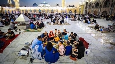 If Iraqi Christians and Muslims share a Ramadan meal, it will be inside private homes or restaurants rather than in mosques. (Murtadha Al-Sudani/AA/picture alliance)