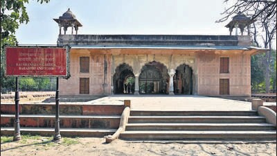 Roshanara Bagh on Tuesday. The Mughal-era garden has the tomb of Roshanara Begum, the daughter of Mughal emperor Shah Jahan . (Vipin Kumar/HT photo) Roshanara Bagh on Tuesday. The Mughal-era garden has the tomb of Roshanara Begum, the daughter of Mughal emperor Shah Jahan . (Vipin Kumar/HT photo)