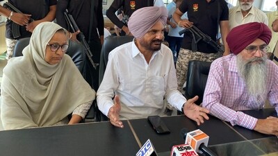 Sidhu Moosewala’s father Balkaur Singh (Middle) and mother Charan Kaur. Sidhu Moosewala’s father Balkaur Singh (Middle) and mother Charan Kaur.