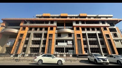 Spanning across approximately 2.2 acres, the complex was envisioned as a lucrative hub for business activities. (Gurpreet Singh/HT) Spanning across approximately 2.2 acres, the complex was envisioned as a lucrative hub for business activities. (Gurpreet Singh/HT)