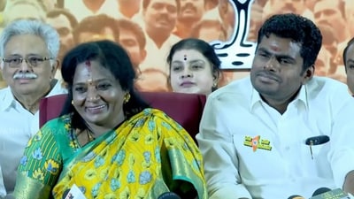 Tamil Nadu BJP President K Annamalai (right) gave the membership card to Tamilisai Soundarajan. (X/Tamilisai Soundararajan) Tamil Nadu BJP President K Annamalai (right) gave the membership card to Tamilisai Soundarajan. (X/Tamilisai Soundararajan)