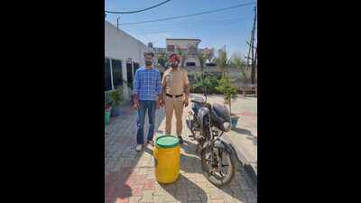 The police arrested accused Gurmail Singh of Sherewala village, Sidhwan Bet, on the spot. (HT Photo)