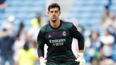 Thibaut Courtois suffers new knee injury in training. Thibaut Courtois suffers new knee injury in training.