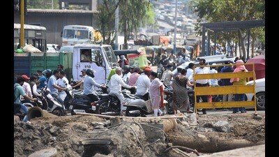 Those who take the internal road passing Teen Hatti Chowk to avoid taking the Pune-Satara Road find themselves in a jam again. (MAHENDRA KOLHE/ HT PHOTO) Those who take the internal road passing Teen Hatti Chowk to avoid taking the Pune-Satara Road find themselves in a jam again. (MAHENDRA KOLHE/ HT PHOTO)