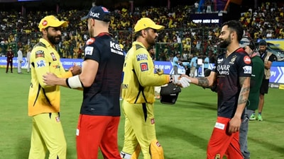MS Dhoni, Virat Kohli and Faf du Plessis, Ravindra Jadeja shake hands after an IPL game (IPL)