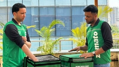 Zomato CEO Deepinder Goyal shared the picture saying he was stepping out to deliver some pure veg orders with the newly launched pure veg fleet. (@deepigoyal) Zomato CEO Deepinder Goyal shared the picture saying he was stepping out to deliver some pure veg orders with the newly launched pure veg fleet. (@deepigoyal)