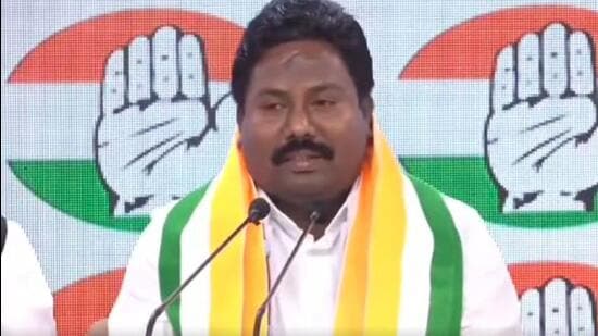Jai Prakash Bhai Patel joined the Congress at the party headquarters in Delhi (Facebook/mlajpbhaipatel)