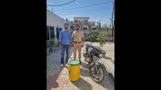 The police arrested accused Gurmail Singh of Sherewala village, Sidhwan Bet, on the spot. (HT Photo)