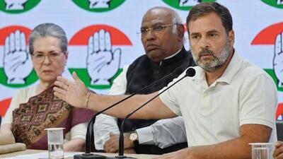 : Congress President Mallikarjun Kharge and party leaders Sonia Gandhi and Rahul Gandhi brief the media, at AICC headquarters, in New Delhi (HT Photo/Raj K Raj) : Congress President Mallikarjun Kharge and party leaders Sonia Gandhi and Rahul Gandhi brief the media, at AICC headquarters, in New Delhi (HT Photo/Raj K Raj)