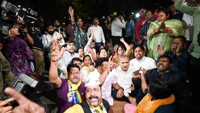 AAP supporters protest outside Kejriwal's residence on Thursday. (Arvind Yadav/HT Photo) AAP supporters protest outside Kejriwal's residence on Thursday. (Arvind Yadav/HT Photo)