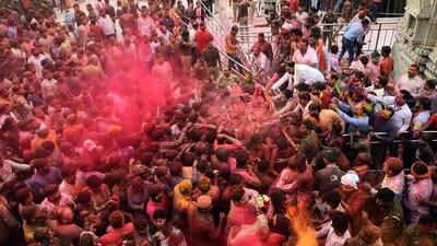 Devotees throng Kashi Vishwanath Temple on the occasion of Rangbhari Ekadashi in Varanasi on March 20. (ANI) Devotees throng Kashi Vishwanath Temple on the occasion of Rangbhari Ekadashi in Varanasi on March 20. (ANI)