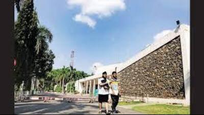 After a circular caused confusion among students about whether they cannot play Holi at the institute, Punjab Engineering College director Baldev Setia clarified students were welcome to enjoy the festival on March 25. (HT File)