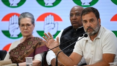 Congress party Leader Rahul Gandhi with president Mallikarjun Kharge (C) with party leader Sonia Gandhi (L). (HT)