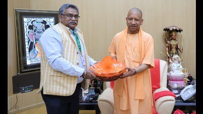 Director, CSIR-NBRI, Ajit Kumar Shasany presenting special herbal gulal to chief minister Yogi Adityanath on Wednesday. (sourced) Director, CSIR-NBRI, Ajit Kumar Shasany presenting special herbal gulal to chief minister Yogi Adityanath on Wednesday. (sourced)