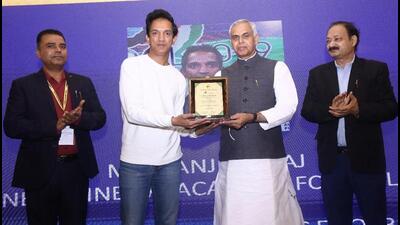 Gujarat governor Acharya Devvrat honouring Minerva Academy owner Ranjit Bajaj at Entrepreneurs and Achievers Award 2024 in Chandigarh. (HT Photo)