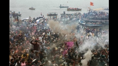 Hindu devotees gather at the Manikarnika Ghat as they take part in the 'Masan or Bhasma' Holi, celebrated with ashes of funeral pyres, in Varanasi on March 21, 2024. (Photo by Niharika KULKARNI / AFP) (AFP) Hindu devotees gather at the Manikarnika Ghat as they take part in the 'Masan or Bhasma' Holi, celebrated with ashes of funeral pyres, in Varanasi on March 21, 2024. (Photo by Niharika KULKARNI / AFP) (AFP)