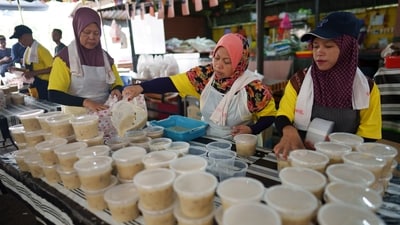 Libyan volunteers cook 300 free meals daily for Ramadan fasting. (AP) Libyan volunteers cook 300 free meals daily for Ramadan fasting. (AP)