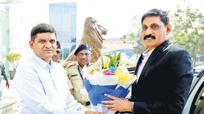 Navi Mumbai, India - March 21, 2024:NMMC New Municipal Commissioner Kailesh Shindhe take charge of office at NMMC Headquarters CBD Belapur . in Navi Mumbai, India, on Thursday, March 21, 2024. (Photo by Bachchan Kumar/ HT PHOTO) (HT PHOTO) Navi Mumbai, India - March 21, 2024:NMMC New Municipal Commissioner Kailesh Shindhe take charge of office at NMMC Headquarters CBD Belapur . in Navi Mumbai, India, on Thursday, March 21, 2024. (Photo by Bachchan Kumar/ HT PHOTO) (HT PHOTO)