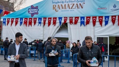 Worshippers receive meals for iftar from local authorities during of the holy month of Ramadan at the Eminonu Square in Istanbul. (AFP) Worshippers receive meals for iftar from local authorities during of the holy month of Ramadan at the Eminonu Square in Istanbul. (AFP)