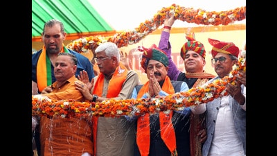 Union Minister of State (Ind. Charge) for Science and Technology and Bharatiya Janata Party (BJP) leader Jitendra Singh being garlanded with Union Jal Shakti Minister Gajendra Singh Shekhawat, Jammu and Kashmir party chief Ravinder Raina, party leader Dalip Singh Rana (The Great Khali) and others at a public rally after filing his nomination papers from Udhampur constituency for the Lok Sabha elections, in Kathua on Thursday. (ANI)