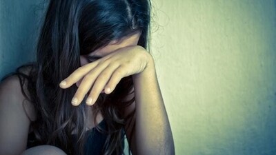 Somatic symptoms are common for people with emotional absorption. They face a tightening feeling in the throat, chest breathing, hip pain, tension and digestive issues.&nbsp; (Shutterstock)