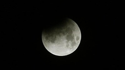 Read how the first lunar eclipse of 2024 will affect all the 12 zodiac signs. (Himanshu Vyas / Hindustan Times)