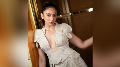 With the help of make-up artist Salim Sayed, Rakul got decked up in nude eyeshadow, mascaraed lashes, winged eyeliner, darkened brows, rosy cheeks, luminous highlighter and a shade of nude lipstick. She finished off her look with her luscious locks pulled back into a high ponytail. (Instagram/@rakulpreet) With the help of make-up artist Salim Sayed, Rakul got decked up in nude eyeshadow, mascaraed lashes, winged eyeliner, darkened brows, rosy cheeks, luminous highlighter and a shade of nude lipstick. She finished off her look with her luscious locks pulled back into a high ponytail. (Instagram/@rakulpreet)