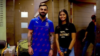 Shreyanka Patil (R) poses with Virat Kohli during the RCB UnBox event on Tuesday (X)