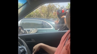 Peak Bengaluru: Boss and colleague turned the wait time at the traffic signal into a brainstorming session. (X/@AnkitParasher) Peak Bengaluru: Boss and colleague turned the wait time at the traffic signal into a brainstorming session. (X/@AnkitParasher)