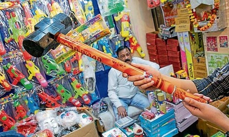Recreate actor Ranbir Kapoor’s action sequence from Animal (2023), with this mallet-shaped pichkari. Price:  ₹90. (Photo: Raajessh Kashyap/HT)