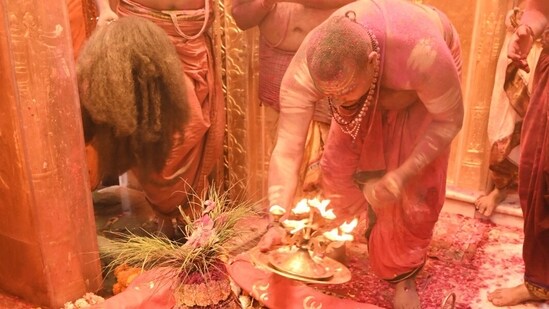 A priest performs Shayan aarti on the occasion of Rangbhari Ekadashi, at Shri Kashi Vishwanath Temple, in Varanasi on March 20.(ANI)