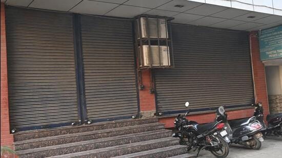 About 50 to 60 people lodged police complaints claiming that they have lost their money as the firm suddenly shut shop. (Sakib Ali/HT Photo)