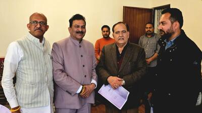 (From left) Independent MLAs Hoshiyar Singh, KL Thakur, Speaker Kuldeep Singh Pathania and MLA Ashish Sharma in Shimla on Friday. (HT Photo) (From left) Independent MLAs Hoshiyar Singh, KL Thakur, Speaker Kuldeep Singh Pathania and MLA Ashish Sharma in Shimla on Friday. (HT Photo)