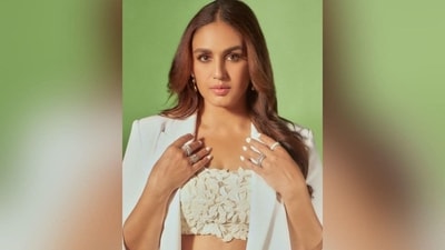 With the help of make-up artist Ajay Vishwasrao, Huma got decked up in nude eyeshadow, mascara-covered lashes, kohl eyes, contoured cheekbones, blushed cheeks, luminous highlighter and a shade of light pink glossy lipstick. (Instagram/@iamhumaq) With the help of make-up artist Ajay Vishwasrao, Huma got decked up in nude eyeshadow, mascara-covered lashes, kohl eyes, contoured cheekbones, blushed cheeks, luminous highlighter and a shade of light pink glossy lipstick. (Instagram/@iamhumaq)