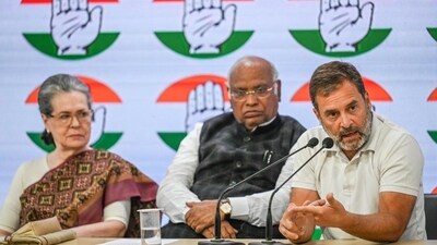 Congress party president Mallikarjun Kharge and former presidents Sonia Gandhi and Rahul Gandhi during a special press conference at the Congress party headquarters in New Delhi, India, on Thursday. (Raj K Raj/ Hindustan Times) Congress party president Mallikarjun Kharge and former presidents Sonia Gandhi and Rahul Gandhi during a special press conference at the Congress party headquarters in New Delhi, India, on Thursday. (Raj K Raj/ Hindustan Times)