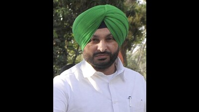 In a video statement, Bittu said that the liquor scam in Delhi is just a tip of the iceberg. He also added that all MPs of AAP are tightlipped and did not raise their voice against the arrest. (HT File Photo)