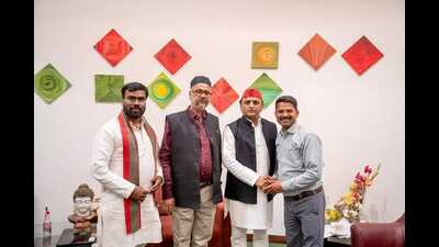 Javed Mohd with SP chief Akhilesh Yadav. (Sourced) Javed Mohd with SP chief Akhilesh Yadav. (Sourced)