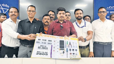 Navi Mumbai, India - March 22, 2024:Two inter-state accused arrested by Navi Mumbai crime branch at CBD Belapur in Navi Mumbai, India, on Friday, March 22, 2024. (Photo by Bachchan Kumar/ HT PHOTO) (HT PHOTO) Navi Mumbai, India - March 22, 2024:Two inter-state accused arrested by Navi Mumbai crime branch at CBD Belapur in Navi Mumbai, India, on Friday, March 22, 2024. (Photo by Bachchan Kumar/ HT PHOTO) (HT PHOTO)