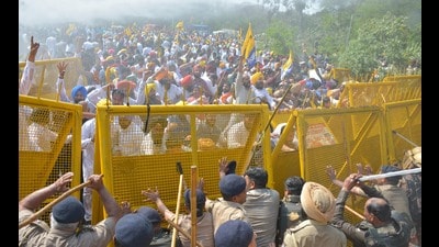 Police used water cannons to disperse the AAP workers after they tried to break past barricades on the Mohali-Chandigarh border. (HT Photo) Police used water cannons to disperse the AAP workers after they tried to break past barricades on the Mohali-Chandigarh border. (HT Photo)