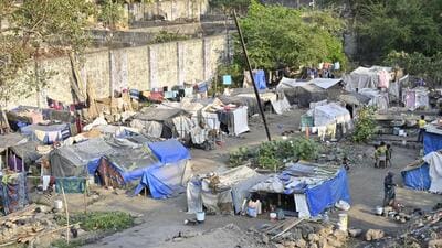 Slum at the next to the railway track at Mahim scrapyard. (Anshuman Poyrekar/HT Photo)