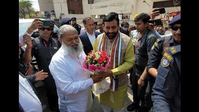 Ten days after former Haryana home minister Anil Vij left a party meeting halfway that chose Kurukshetra MP Nayab Saini as new chief minister and later skipped the oath ceremony of the new government, both the leaders met for the first time at the former’s residence in Ambala Cantonment on Friday. (HT Photo) Ten days after former Haryana home minister Anil Vij left a party meeting halfway that chose Kurukshetra MP Nayab Saini as new chief minister and later skipped the oath ceremony of the new government, both the leaders met for the first time at the former’s residence in Ambala Cantonment on Friday. (HT Photo)