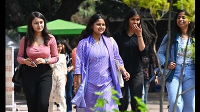 The maximum temperature also rose from 26.9°C on Thursday to 29.9°C on Friday, still 0.1 degrees below normal. (Keshav SIngh/HT) The maximum temperature also rose from 26.9°C on Thursday to 29.9°C on Friday, still 0.1 degrees below normal. (Keshav SIngh/HT)