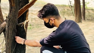 The anonymous gamer goes about hiding ₹500 notes in a DDA park at Paschim Vihar. The anonymous gamer goes about hiding ₹500 notes in a DDA park at Paschim Vihar.