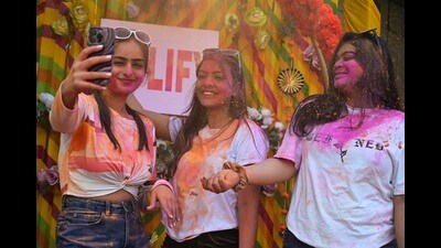 Youngsters at a pre-Holi celebration in Gomti Nagar, on Friday. (Mushtaq Ali/HT) Youngsters at a pre-Holi celebration in Gomti Nagar, on Friday. (Mushtaq Ali/HT)