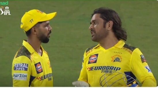 MS Dhoni in conversation with Ruturaj Gaikwad during CSK vs RCB match