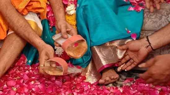 MP: Footwear that the man gifted to his mother. (X/@manishaasingh24)