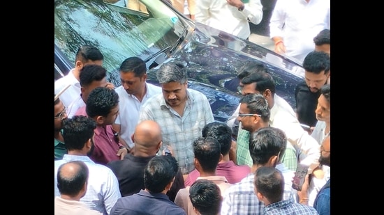 MLA Rohit Pawar (C) was at Pune shramik Patrakar Sangh on Friday. (HT PHOTO)