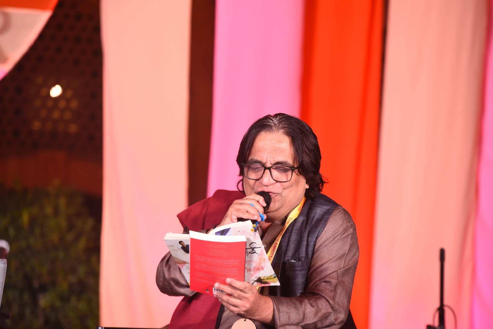 Swanand Kirkire reciting love poems at the opening reception (Courtesy Sacred Amritsar Festival) Swanand Kirkire reciting love poems at the opening reception (Courtesy Sacred Amritsar Festival)